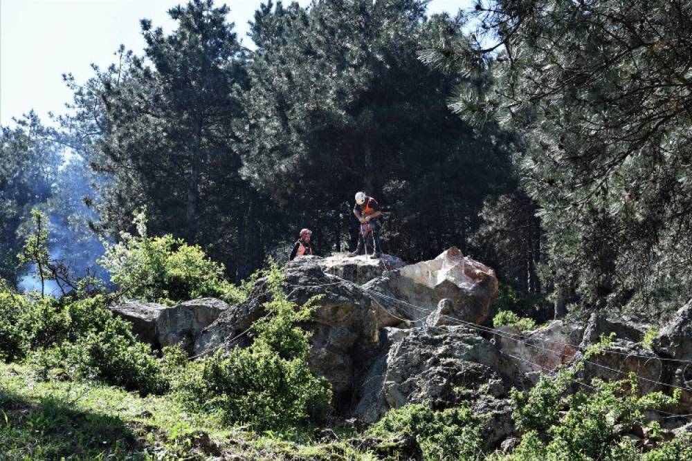 Uludağ'ın dik yama&ccedil;larındaki dev kayalar tehlike olmaktan &ccedil;ıktı