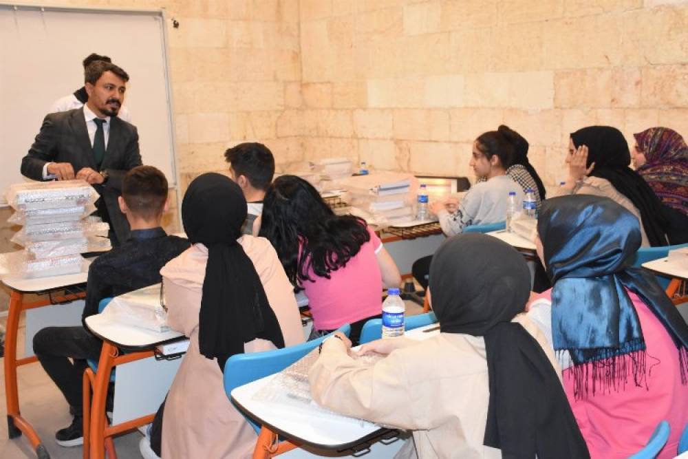 Diyarbakır&rsquo;da Akademi Lise &ouml;ğrencileri kitap setlerine kavuştu