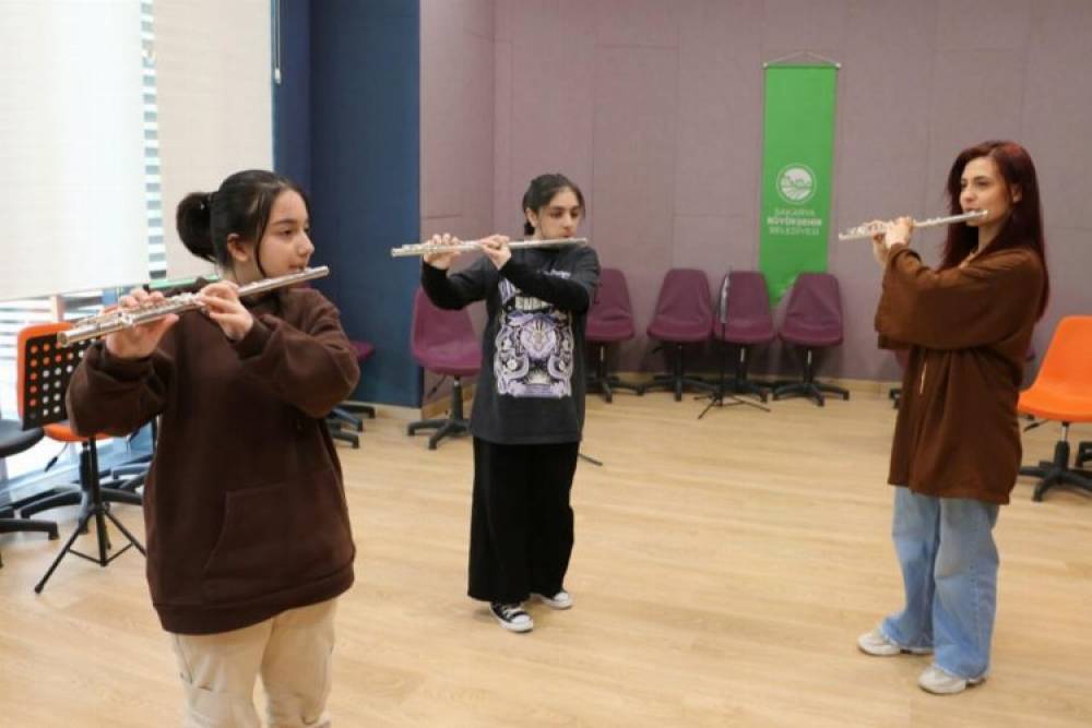 Sakarya'da &ccedil;ocuklar yan fl&uuml;t &ouml;ğreniyor