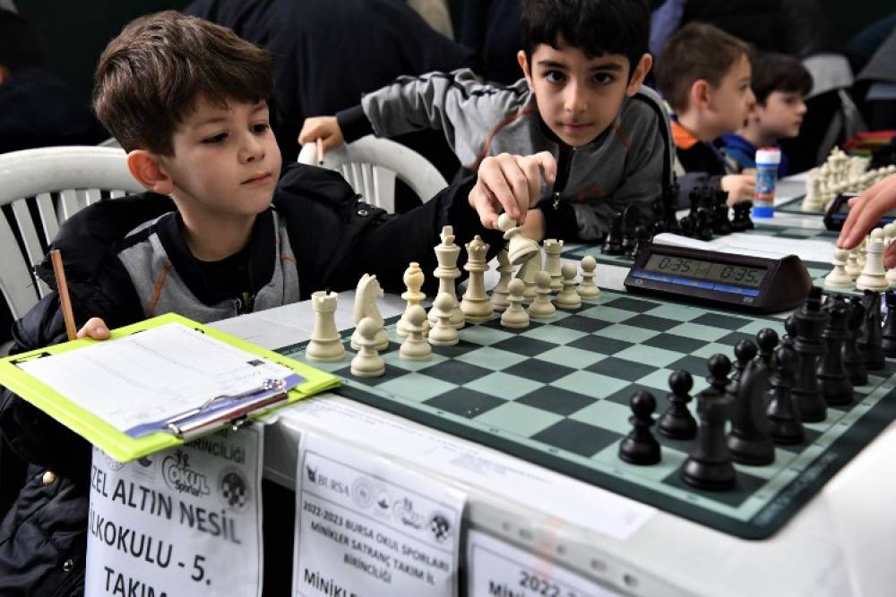 Bursa Osmangazi'de minik satran&ccedil;&ccedil;ılar şampiyonluk i&ccedil;in yarıştı