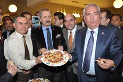 Ekonomi Bakanı Zafer &Ccedil;ağlayan, Tarsus&rsquo;ta iftarını a&ccedil;tı