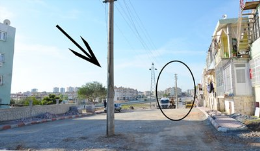 Tarsus'ta Yol Ortasında Kalan Elektrik Direkleri Tehlike Arz Ediyor