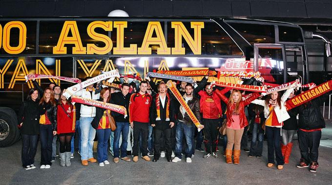 Ayhan Akman maçı taraftarlarla izledi