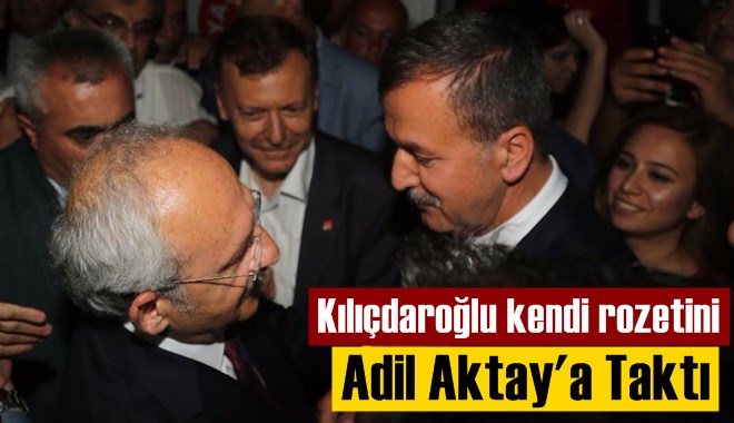 Kılı&ccedil;daroğlu Kendi Rozetini &Ccedil;ıkarıp Adil Aktay&rsquo;a Taktı