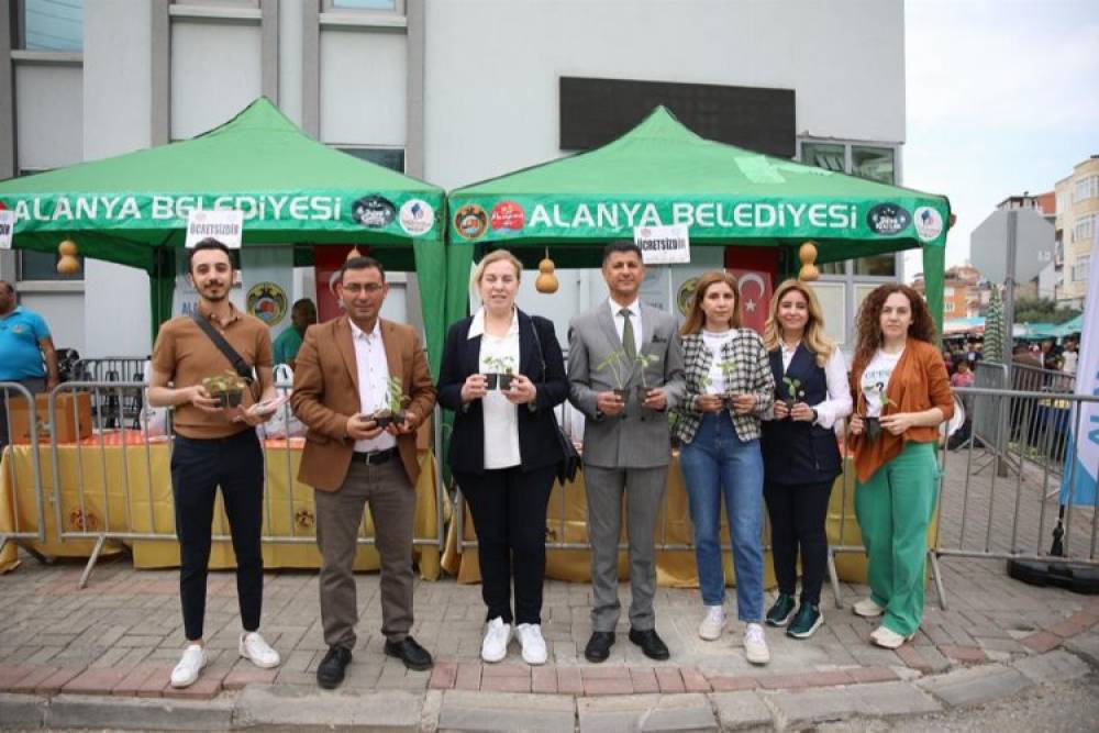 &Uuml;reticiye su ve lif kabağı fidesi
