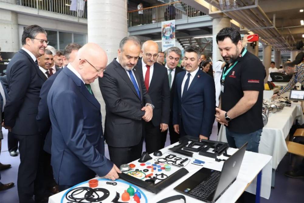 Otomotiv &ouml;ğrencileri Bursa'da teknolojinin peşinde