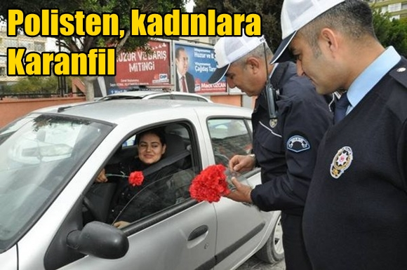 Trafik Polislerinden Bayan S&uuml;r&uuml;c&uuml;lere Karanfil