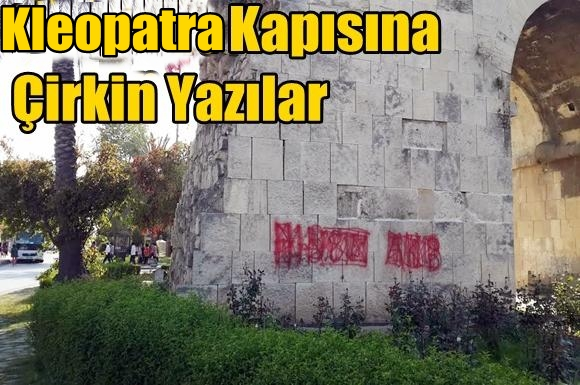 Kleopatra Kapısına &Ccedil;irkin Yazıları