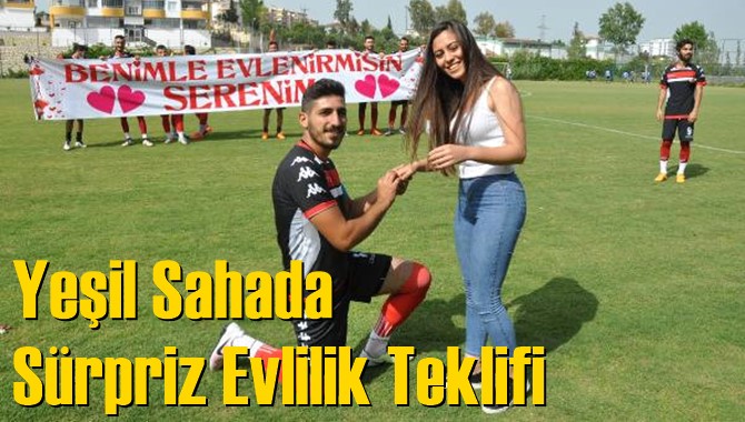 Yeşil Sahada S&uuml;rpriz Evlilik Teklifi