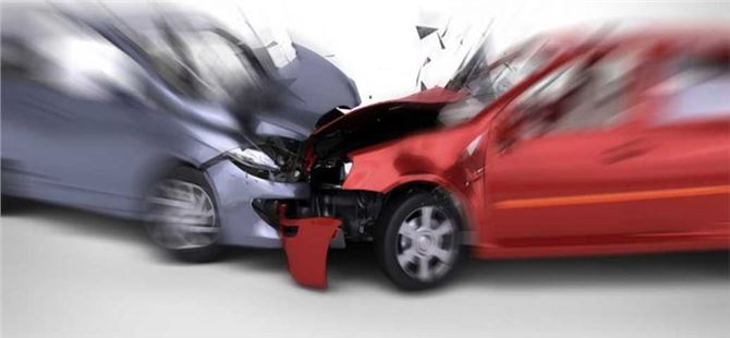 İki Otomobil Kafa Kafaya &Ccedil;arpıştı