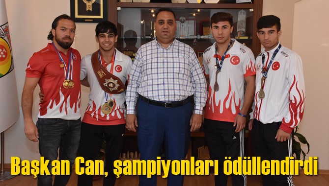 Başkan Can, şampiyonları &ouml;d&uuml;llendirdi