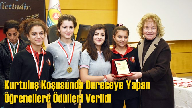 Kurtuluş Koşusunda Dereceye Yapan &Ouml;ğrencilere &Ouml;d&uuml;lleri Verildi
