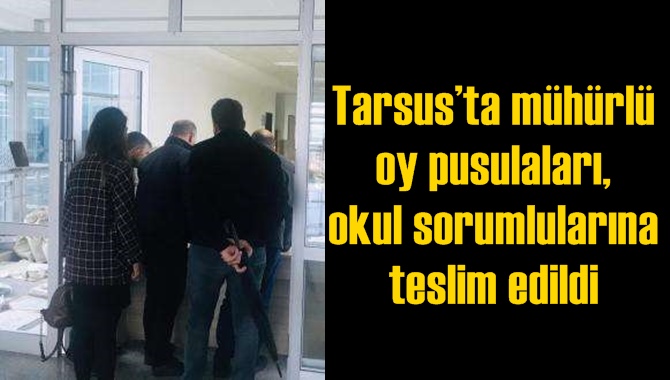 Tarsus&rsquo;ta m&uuml;h&uuml;rl&uuml; oy pusulaları, okul sorumlularına teslim edildi