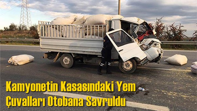 Kamyonetin Kasasındaki Yem &Ccedil;uvalları Otobana Savruldu