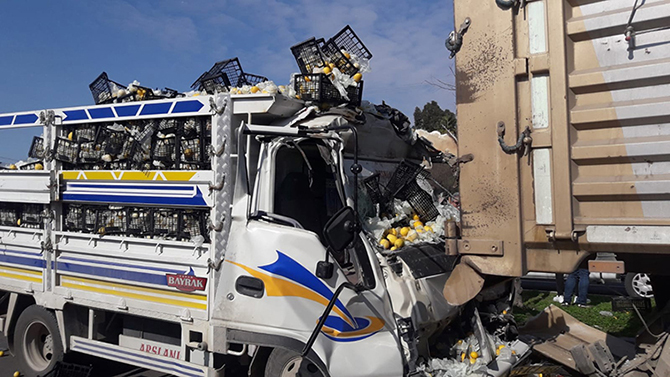 Tarsus'ta Zincirleme Trafik Kazası: 2 Yaralı