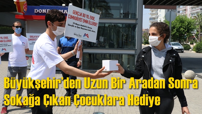 Büyükşehir’den Uzun Bir Aradan Sonra Sokağa Çıkan Çocuklara Hediye