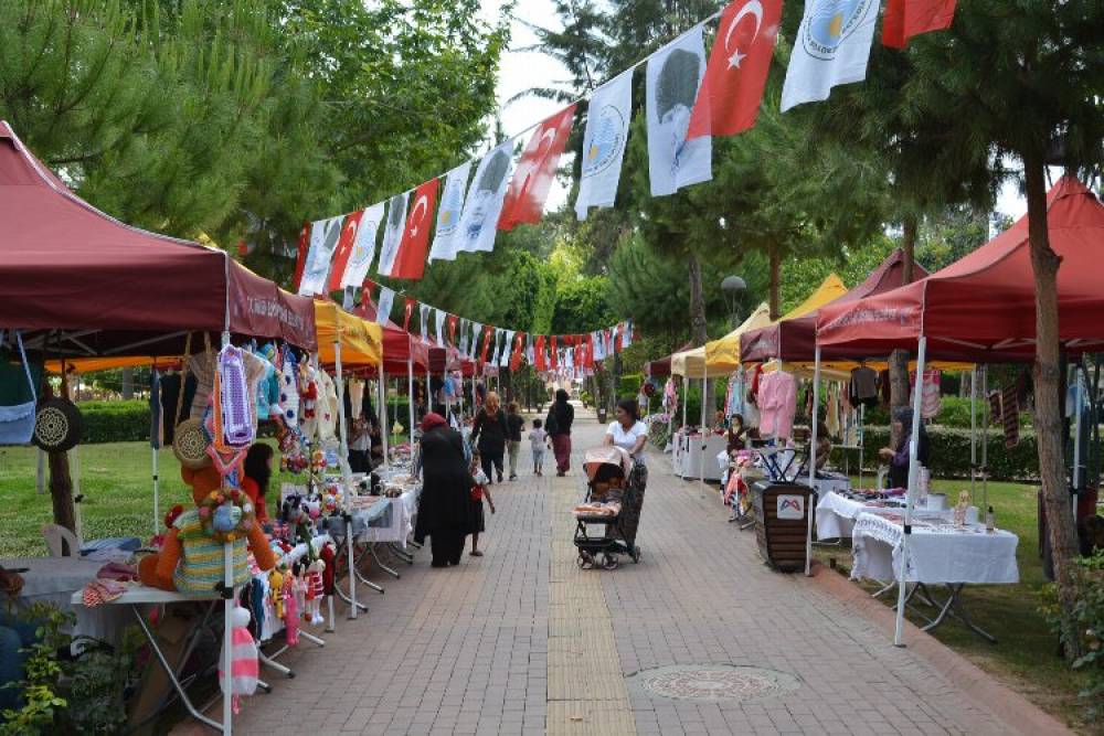 &Uuml;retici kadınlar pazarda buluştu