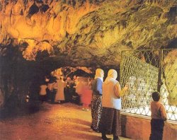 Eshab-ı Kehf Mağarasında Çöpler Ortada