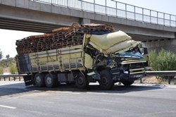 Hurdaya D&ouml;nen Kamyondan Burnu Kanamadan &Ccedil;ıktı